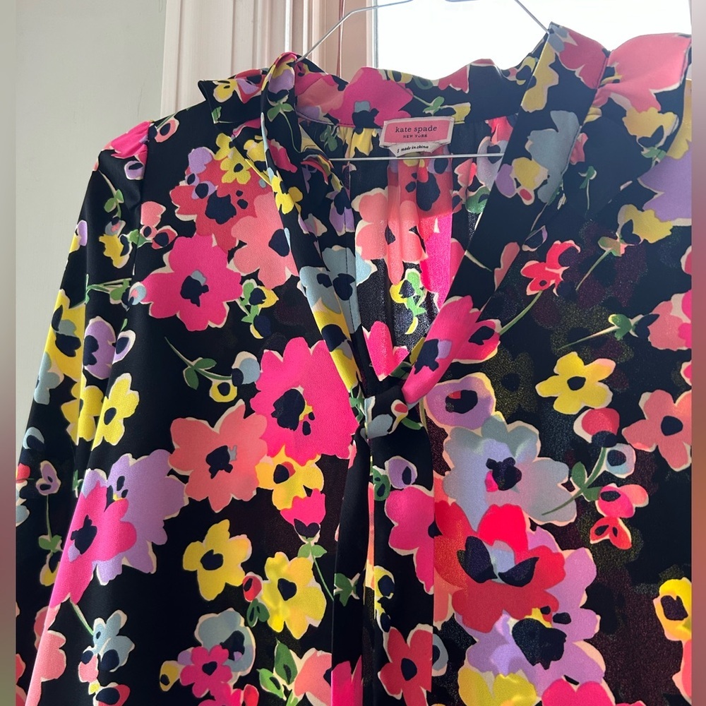 Kate Spade New York Women V Neck Tie Blouse Small, Ruffle Color Black Colorful - Picture 9 of 9